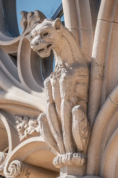 Velha figura de parede de dragão assustador na fachada principal do Palácio da Justiça — Fotografia de Stock