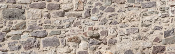 Antigua muralla fortaleza de mediana edad con patrón de ladrillos y piedras i — Foto de Stock