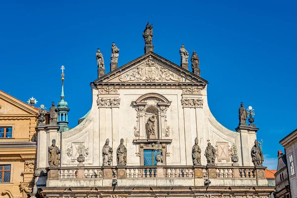 Krásný kostel svatého Salvátoru poblíž Charlese Bridge v Praze, C — Stock fotografie