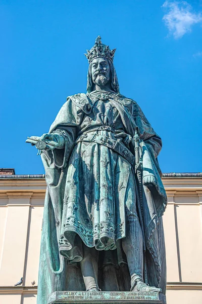 Statue des Königs Karl IV. auf dem Turm der Karlsbrücke und des Heiligen Fran — Stockfoto