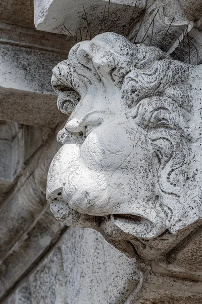 Starożytny element dekoracji strasznej głowy lwa na dachu Bazyliki — Zdjęcie stockowe