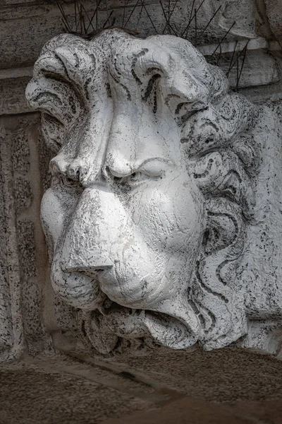 Elemento de decoração antiga de cabeça de leão assustador no telhado de Basílico — Fotografia de Stock