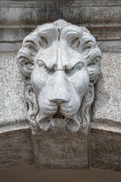 Altes Dekorationselement des furchterregenden Löwenkopfes auf dem Dach der Basilika — Stockfoto