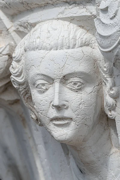 Fachada antigua escultura de mujer veneciana hermosa como decorati — Foto de Stock