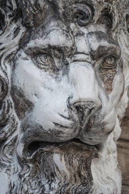 Basilic 'in çatısındaki korkunç aslan kafasının antik süsleme elementi