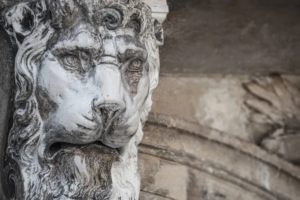 Altes Dekorationselement des furchterregenden Löwenkopfes auf dem Dach der Basilika — Stockfoto