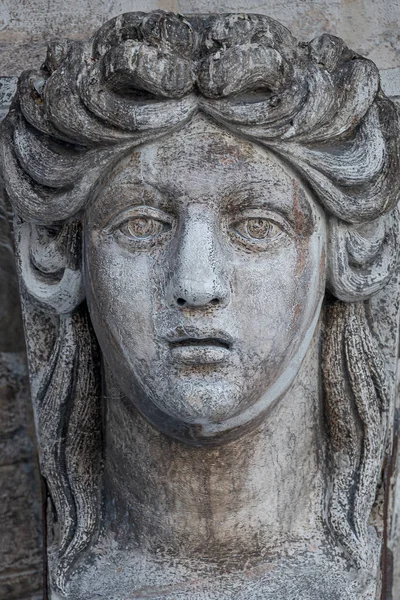 Fachada escultura antiga da bela mulher veneziana como decorati — Fotografia de Stock