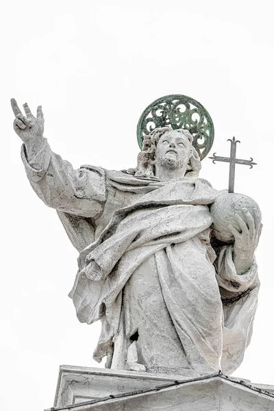 Santo sacerdote con cruz y nimbo en el techo de la Iglesia de San — Foto de Stock