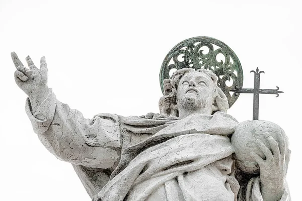 Holy priester mit kreuz und nimbus auf dem dach der kirche von san — Stockfoto