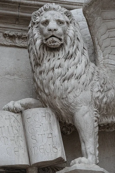 León alado con una Biblia y un sacerdote en la Basílica San Marco en V — Foto de Stock