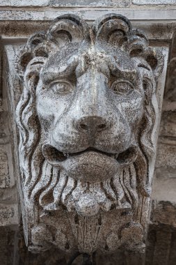Basilic 'in çatısındaki korkunç aslan kafasının antik süsleme elementi
