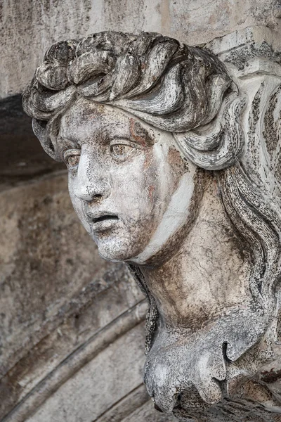 Fachada antigua escultura de mujer veneciana hermosa como decorati — Foto de Stock