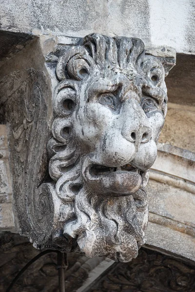 Basilicの屋根に怖いライオン頭の古代の装飾要素 — ストック写真