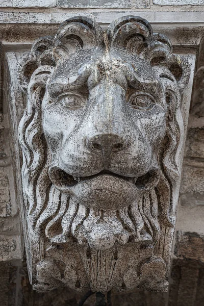 Altes Dekorationselement des furchterregenden Löwenkopfes auf dem Dach der Basilika — Stockfoto