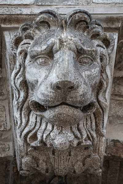 Élément de décoration antique de tête de lion effrayant sur le toit de Basilic — Photo