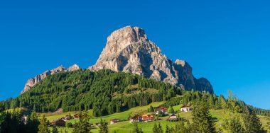 Büyülü Dolomite Tepesi 'nin panoramik manzarası Sassongher Ormanları, Val