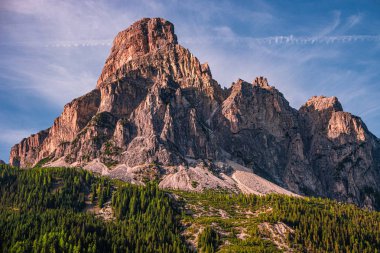 Büyülü Dolomite Tepesi 'nin panoramik manzarası Sassongher Ormanları, Val