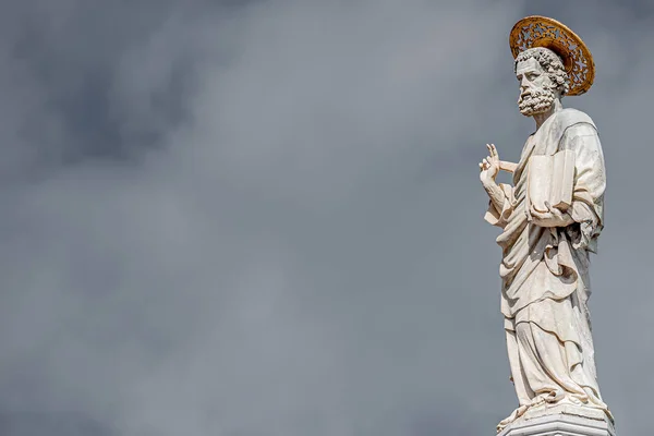 São Marcos com a Bíblia como a estátua do telhado superior da Basílica de São Marcos — Fotografia de Stock