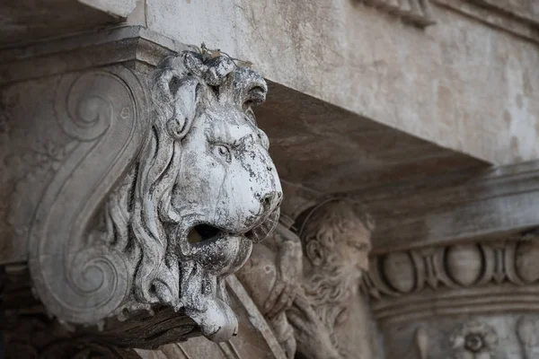 Antico elemento decorativo della spaventosa testa di leone sul tetto della Basilica — Foto Stock