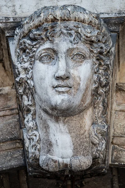 Antigua escultura envejecida de la hermosa época renacentista veneciana wom — Foto de Stock