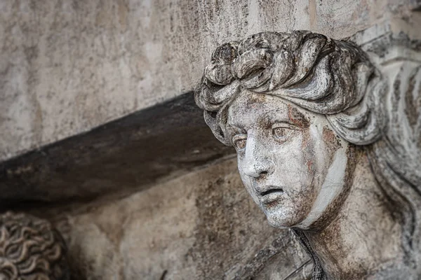 Antigua escultura envejecida de la hermosa época renacentista veneciana wom — Foto de Stock