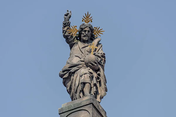 Estatuas de fachada decorativa de sacerdotes y obispos en San Salvador — Foto de Stock