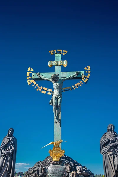 在布拉格查理大桥上的耶稣钉十字架雕像, — 图库照片