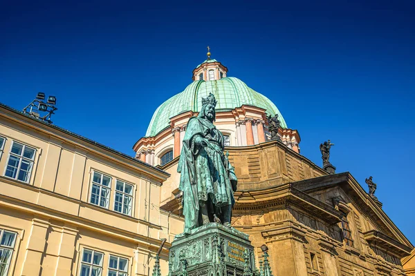 Statyn av Kung Charles Iv på Charles Bridge Tower och Saint Fran — Stockfoto