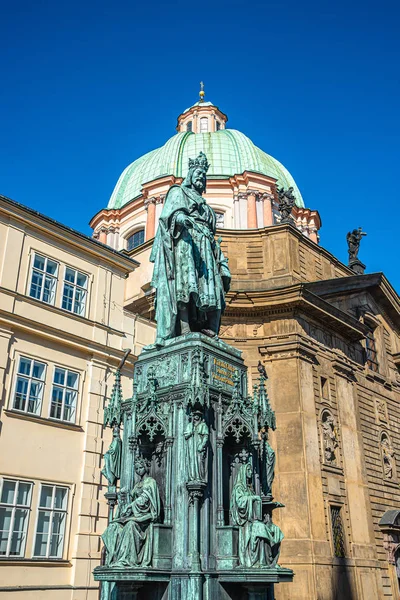 Statyn av Kung Charles Iv på Charles Bridge Tower och Saint Fran — Stockfoto