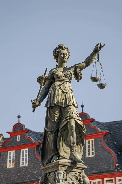 Άγαλμα μια γυναίκα δικαστής με κλίμακες και σπαθί με παλιά παραδοσιακή — Φωτογραφία Αρχείου
