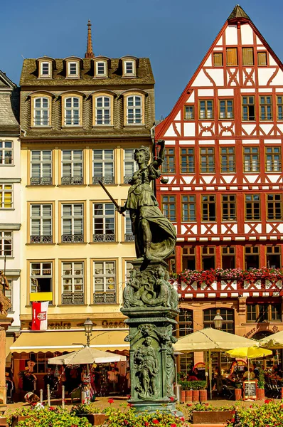 Statue einer Richterin mit Waage und Schwert mit alten traditionellen — Stockfoto