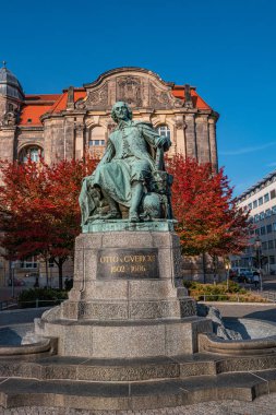 Magdeburg 'daki büyük bilim adamı Otto Guericke' nin kırmızı ve kırmızı heykeli. 
