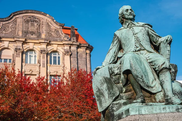 Statue of great scientist Otto Guericke in Magdeburg in red and — Stockfoto