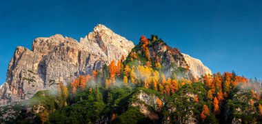 Dolomite 'nin ulusal parktaki büyülü manzarası.