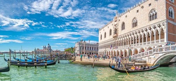 Panoramisch Uitzicht Drukke Canal Grande Pieren Promenade Dijk Doge Palace Rechtenvrije Stockafbeeldingen