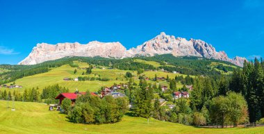 Fanes-Sennes-Braies 'deki büyülü Dolomite zirvelerinin panoramik manzarası Güney Tyrol, İtalya' daki doğal park, mavi gökyüzü