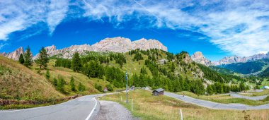 Büyülü Dolomite tepeleri olan Passo Gardena 'nın panoramik görüntüsü Cima Cunturines ve Serpentine dağ yolu, Güney Tyrol, İtalya