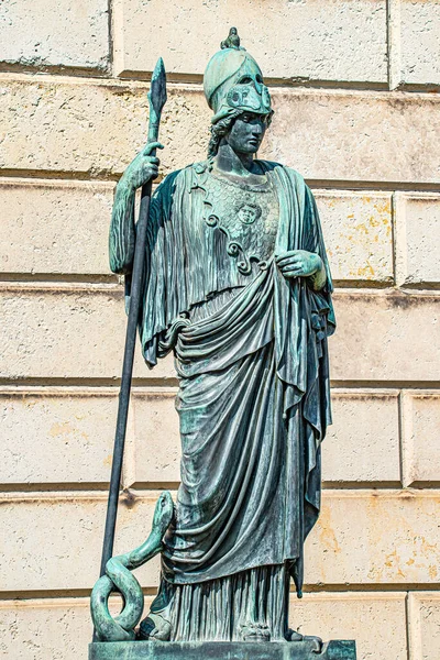 Estátua Velha Soldado Armado Romano Com Lança Capacete Uma Cobra — Fotografia de Stock