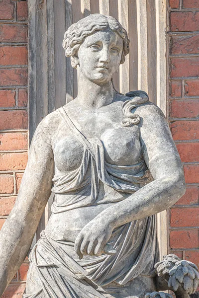德国波茨坦市中心的一座雕像与雕塑之城 波茨坦市中心的一座城市公园里 一个性感的文艺复兴时代女人的古老雕像 — 图库照片