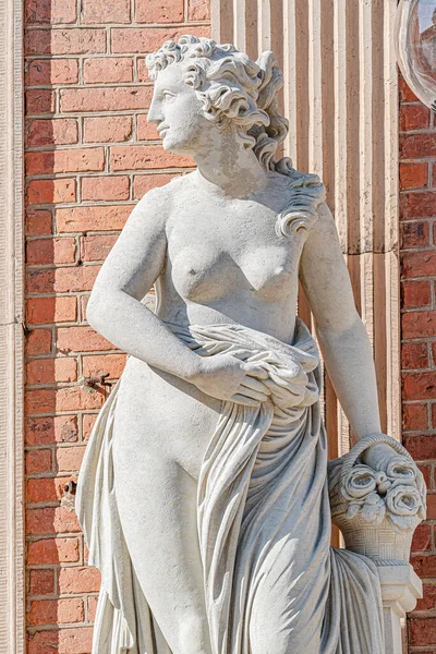 德国波茨坦市中心的一座雕像与雕塑之城 波茨坦市中心的一座城市公园里 一个性感的文艺复兴时代女人的古老雕像 — 图库照片