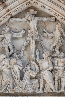 Çek Cumhuriyeti Prag 'daki Aziz Vitus Katedrali' nin ana giriş kapısında İsa 'nın çarmıha gerilme sahnesinin ayrıntıları