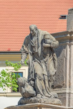 Prag, Çek Cumhuriyeti 'nde hıyarcıklı veba salgınları için Hradcanske Meydanı' ndaki Marian Sütunu 'ndaki heykeller veya Kutsal Üçleme