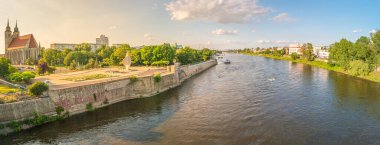 Magdeburg şehir merkezinde panoramik manzara ve Elbe nehri, Almanya, yaz mevsimi