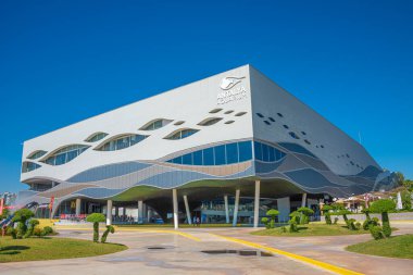 Antalya şehir merkezinde, Akdeniz kıyısında, Antalya 'da, Türkiye' de, güneşli günde, mavi gökyüzünde büyük modern akvaryuma bakın.
