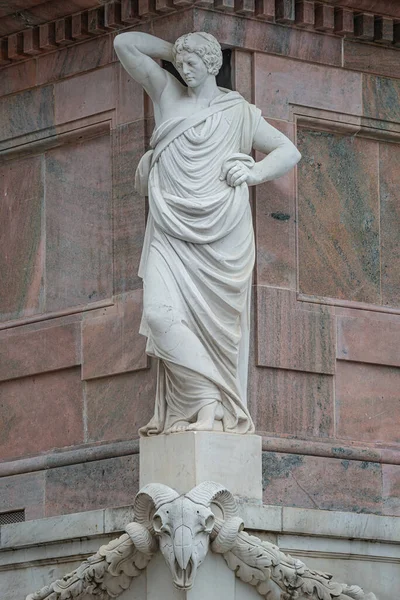 Статуя Прекрасного Римського Дворянина Обеліску Площі Старого Ринку Альтер Маркт — стокове фото