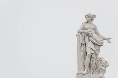Rönesans dönemi kadın filozof ve şair Potsdam 'da beyaz kremalı arka planda bir aslanla birlikte eski bir çatı heykeli ve metin, Almanya, ayrıntılar, yakın çekim için kopya alanı