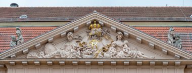 Almanya 'nın Potsdam kentindeki tarihi şehir merkezinde çocuklu kadın heykelleri, detaylar, yakın plan.