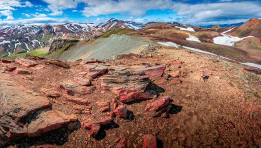 Renkli gökkuşağı volkanik Landmannalaugar dağlarının ve İzlanda 'da dramatik gökyüzü ve karla ünlü Laugavegur yürüyüş yolunun panoramik manzarası