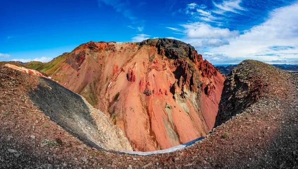 冰岛蔚为壮观的真正的冰岛风景景观 五彩缤纷的彩虹火山 大地隆重的山脉 红色和松软的火山口 以及著名的冰岛蓝天隆重登山小径 — 图库照片