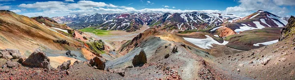 冰岛蔚蓝天空中五彩缤纷的彩虹火山口 山谷和著名的Laugavegur登山小径全景真实的冰岛景观 — 图库照片